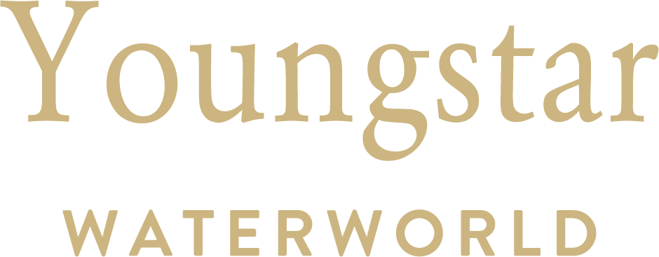 Das Textlogo lautet Youngstar Waterworld in goldenen Buchstaben auf einem transparenten Hintergrund.